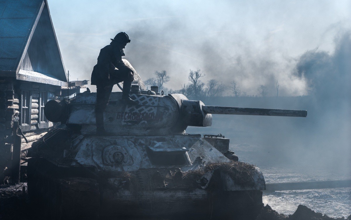 Фильм "Т-34": Герои в танках. Рецензия.