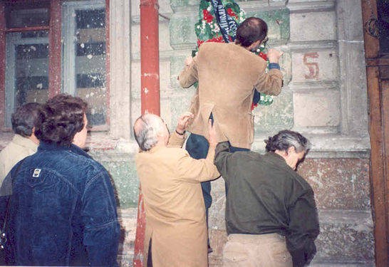 Krasnov mounting the first memorial wreath Sept 1991