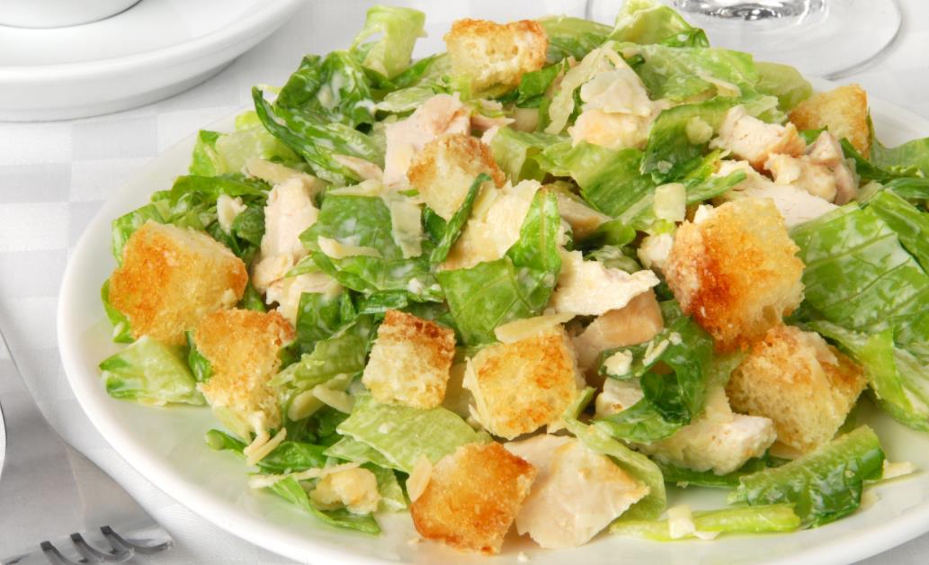 bluda na novyy god salat iz pekinskoy kapusty s kuritcey i syrnymi sharikami 